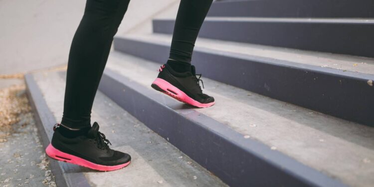 Nem falta de ar, nem cansaço extremo: o treino simples que facilita cada lance de escada