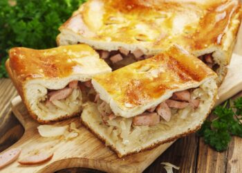 Receita simples de torta de salsicha de liquidificador que assa rápido e usa ingredientes básicos