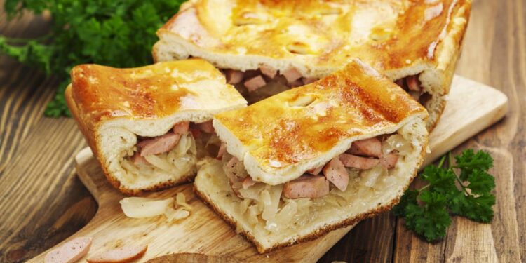 Receita simples de torta de salsicha de liquidificador que assa rápido e usa ingredientes básicos