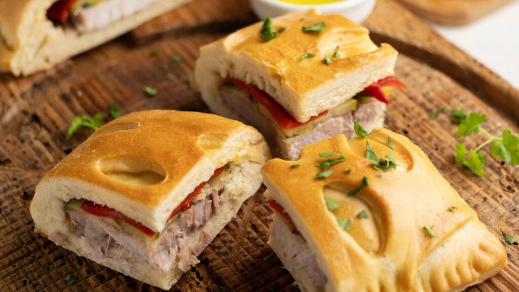 Receita simples de torta de salsicha de liquidificador que assa rápido e usa ingredientes básicos