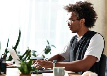 Empregado que trabalha em feriado sem folga compensatória tem direito a pagamento em dobro