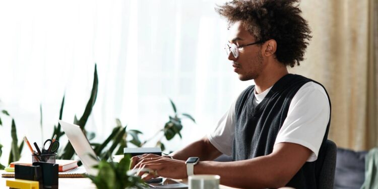 Empregado que trabalha em feriado sem folga compensatória tem direito a pagamento em dobro