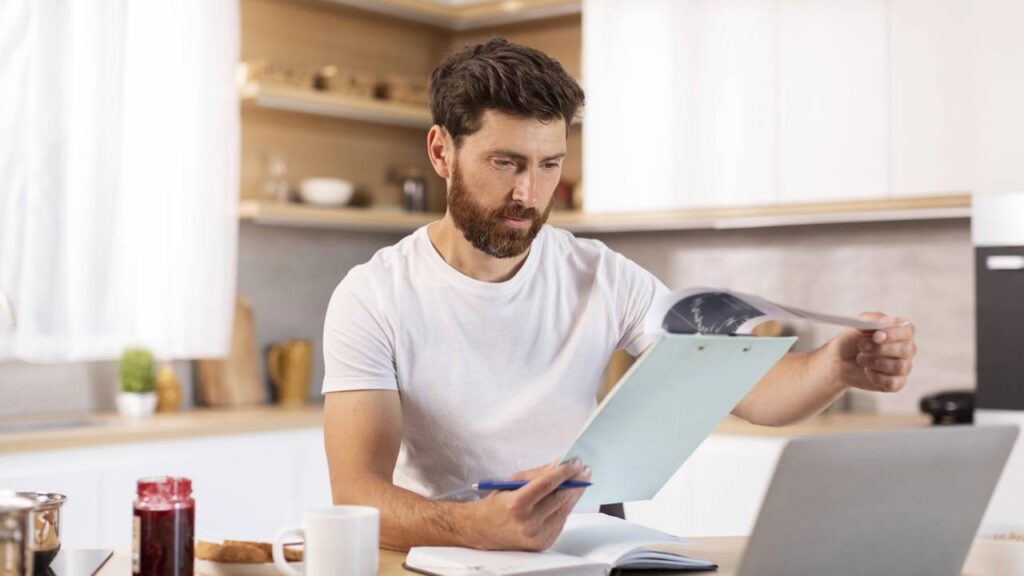 Empregado que trabalha em feriado sem folga compensatória tem direito a pagamento em dobro