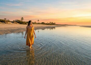 A praia de águas cristalinas que refletem o céu para você curtir o pôr do sol mais lindo