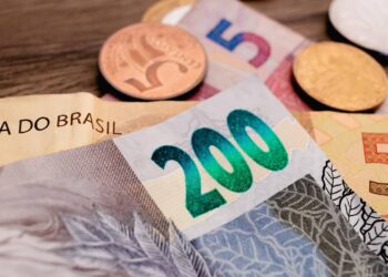 40% das famílias brasileiras fecham o mês no limite e esse mal hábito explica o porque