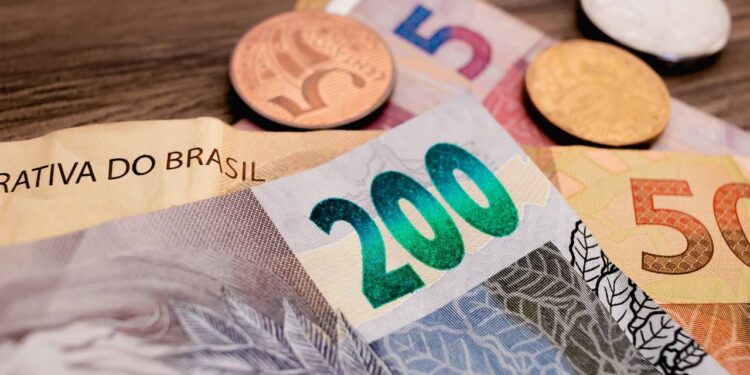 40% das famílias brasileiras fecham o mês no limite e esse mal hábito explica o porque