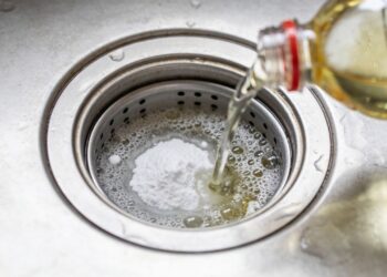 A forma mais simples de evitar mau cheiro no ralo da pia é despejar essa mistura caseira à noite