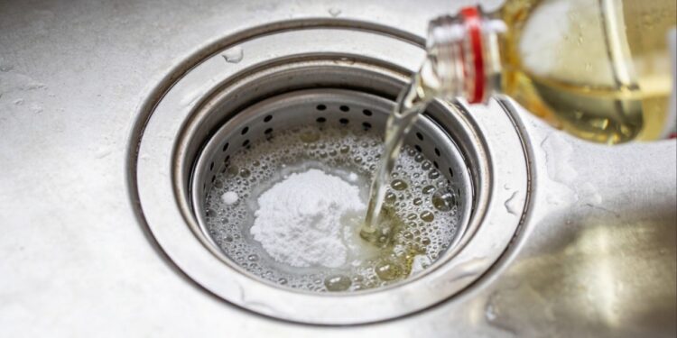 A forma mais simples de evitar mau cheiro no ralo da pia é despejar essa mistura caseira à noite