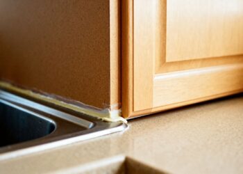 Adeus armário inchado: como proteger móveis da cozinha da umidade sem trocar a marcenaria gastando menos de R$ 90