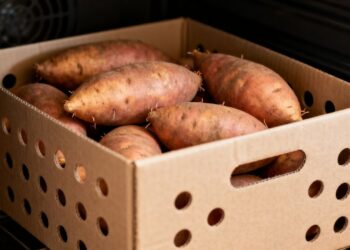 As batatas não brotam nem ficam moles por até 3 meses quando armazenadas corretamente dentro do armário