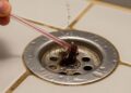 Truque simples para desentupir o ralo do banheiro usando apenas um canudo, removendo cabelos e evitando água parada