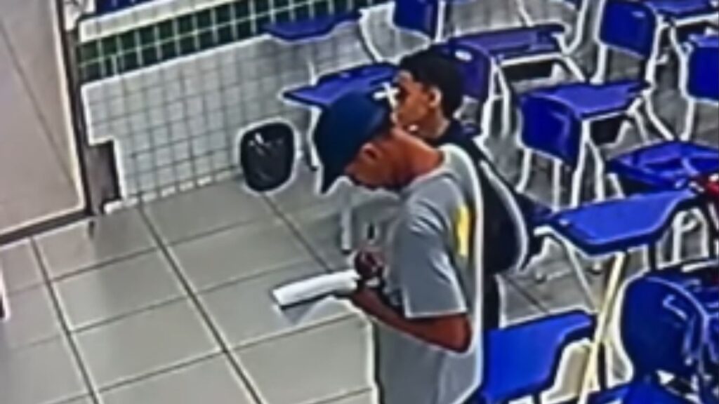 Auxiliar de limpeza viraliza ao ajudar aluno a concluir atividade em escola no Maranhão e gesto emocionante comove a internet