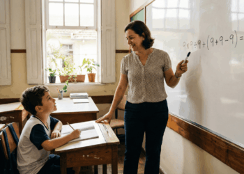 Qual é o resultado de 9 × 9 ÷ 9 + (9 + 9 – 9)? O desafio que confunde a internet