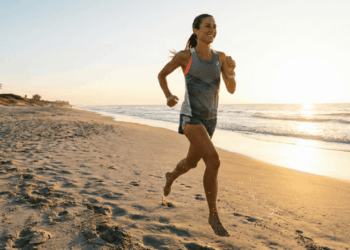 Sem academia: 5 exercícios para manter corpo ativo na praia durante o verão