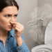 Banheiro limpo, mas com odor estranho? Um ingrediente simples da sua cozinha ajuda a resolver