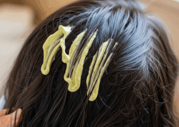 Frizz incomoda todo dia? Esta máscara capilar caseira entrega resultado já na primeira lavagem