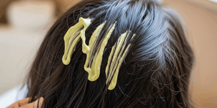 Frizz incomoda todo dia? Esta máscara capilar caseira entrega resultado já na primeira lavagem