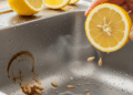 Para manter sua pia sempre limpa e sem manchas, aprenda a aplicar limão de forma prática e segura