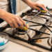 Dois ingredientes da sua cozinha que ajudam a remover gordura do fogão facilmente