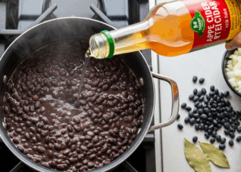 Para cozinhar feijão mais rápido, saiba o momento certo de adicionar vinagre para poupar tempo