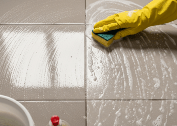 Piso manchado ou desgastado: erros comuns ao usar água quente com detergente