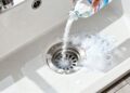 Nada de cheiro de esgoto nos ralos: 5 truques para fazer a limpeza corretamente e acabar com o odor