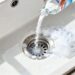 Nada de cheiro de esgoto nos ralos: 5 truques para fazer a limpeza corretamente e acabar com o odor
