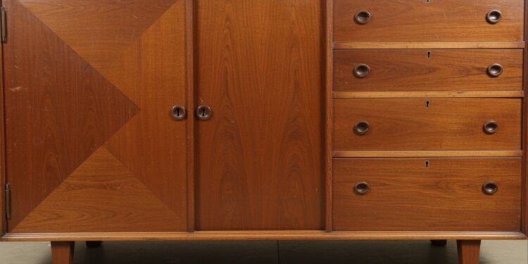 O armário de madeira maciça dos anos 70 que incha com a umidade e começa a travar as porta