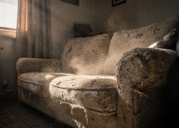 O sofá típico dos anos 90 que acumula poeira invisível e piora crises de alergia dentro de casa