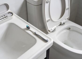 Se você deixa a escova de dentes assim no banheiro, o risco dispara: ela acumula bactérias invisíveis. Por que essa posição é a mais perigosa