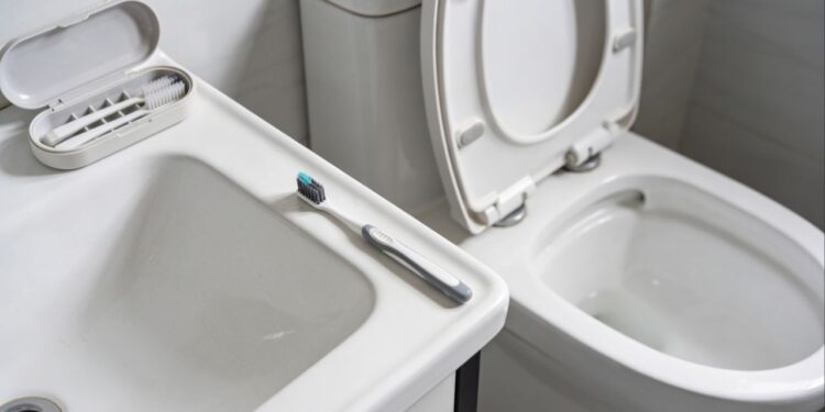 Se você deixa a escova de dentes assim no banheiro, o risco dispara: ela acumula bactérias invisíveis. Por que essa posição é a mais perigosa