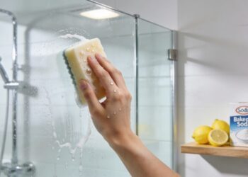 Sem vinagre, nem produtos químicos: como limpar o vidro do box do banheiro sem deixar marcas