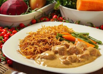 Técnicas simples mostram como preparar, temperar e finalizar strogonoff de frango mantendo sabor e textura