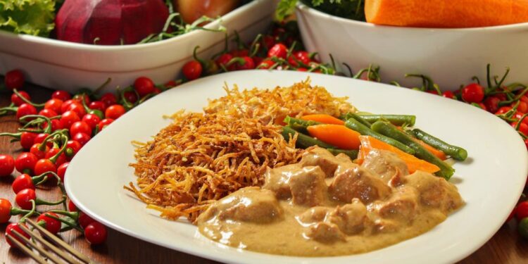 Técnicas simples mostram como preparar, temperar e finalizar strogonoff de frango mantendo sabor e textura