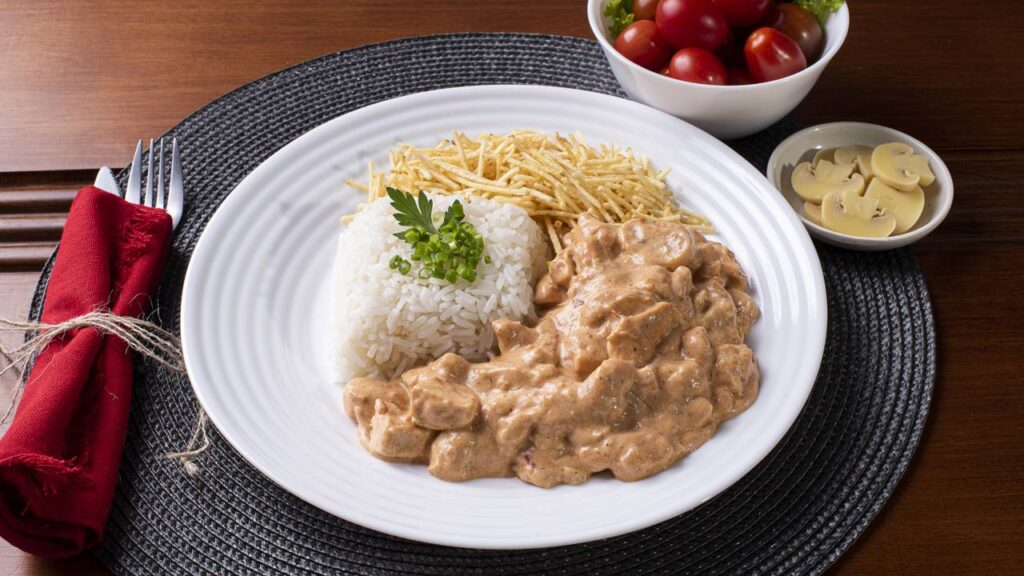 Técnicas simples mostram como preparar, temperar e finalizar strogonoff de frango mantendo sabor e textura