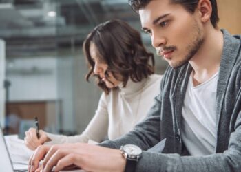 Antes de abrir o e-mail, este hábito já melhora sua reputação com os chefes no trabalho