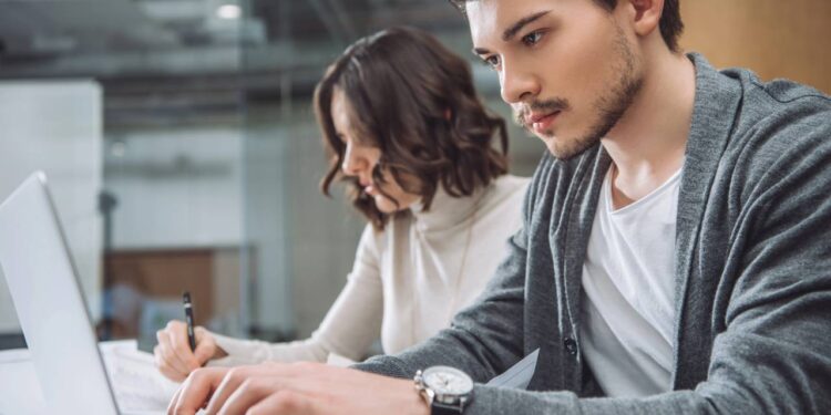 Antes de abrir o e-mail, este hábito já melhora sua reputação com os chefes no trabalho