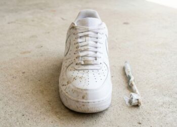 Tênis branco encardido branco de novo sem colocar na máquina com mistura fácil que não amarela a borracha