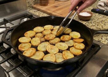 Transforme 1 batata em um petisco de frigideira que não fica encharcado de óleo nem murcho