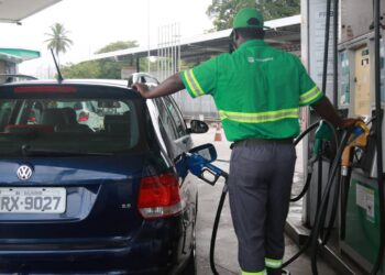 Nem trocar de carro, nem rodar menos: o que realmente ajuda a economizar até 20% de combustível