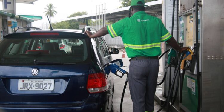 Nem trocar de carro, nem rodar menos: o que realmente ajuda a economizar até 20% de combustível