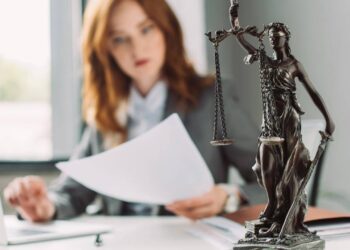 Antes de aceitar a primeira vaga, veja o que define o salário na advocacia e média no Brasil