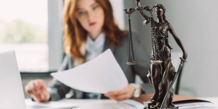 Antes de aceitar a primeira vaga, veja o que define o salário na advocacia e média no Brasil