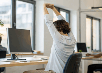Para reduzir dores trabalhando no escritório, veja como alongar seu corpo em 5 minutos sentado