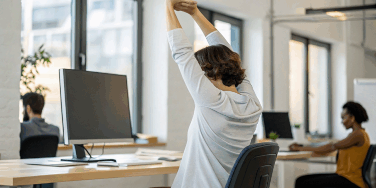 Para reduzir dores trabalhando no escritório, veja como alongar seu corpo em 5 minutos sentado