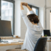 Para reduzir dores trabalhando no escritório, veja como alongar seu corpo em 5 minutos sentado