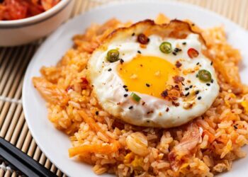 De sobras a prato principal: arroz frito com ovos fácil de fazer pronto em 10 minutos