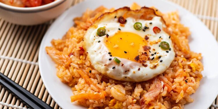 De sobras a prato principal: arroz frito com ovos fácil de fazer pronto em 10 minutos