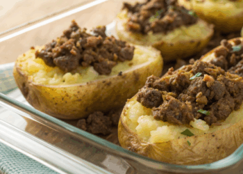 Este prato simples de forno transforma batata e carne moída em almoço rápido e nutritivo para quem está com pressa
