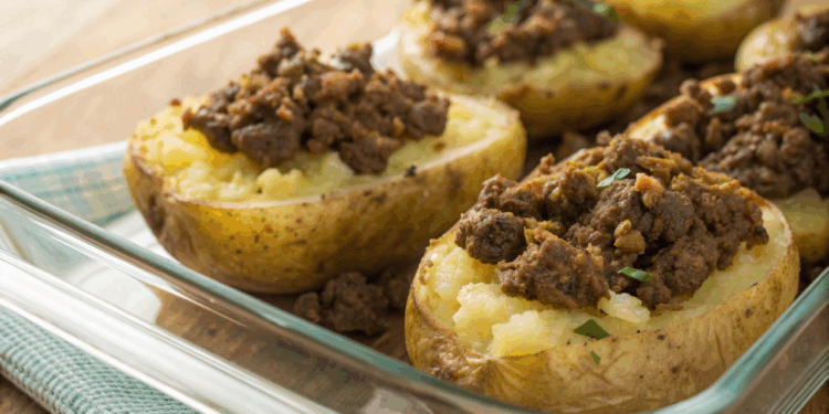 Este prato simples de forno transforma batata e carne moída em almoço rápido e nutritivo para quem está com pressa